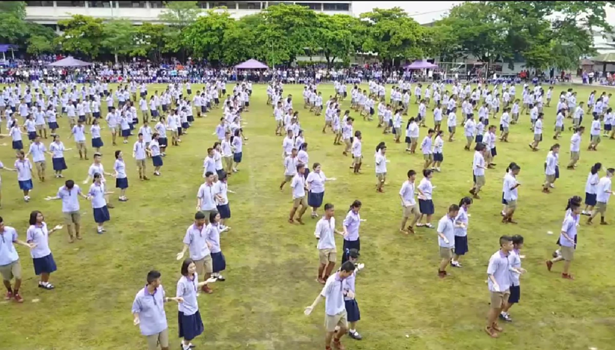 ดังกระฉ่อนโลก!!! ยังจำได้ไหมนี่แหละลูกหลานไทย ม.6 โรงเรียนนครสวรรค์ โชว์ลีลาศ-จังหวะแทงโก้ แบบยกขบวนเต็มสนาม แชร์ไม่กี่ชั่วโมงคนดูเกือบล้าน