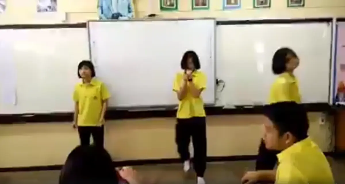 นักเรียนคนหนึ่ง ขี้อายไม่ยอมเต้น พอเพลงถึงท่อนพีค ปล่อยไม่ยั้ง เพื่อนข้างๆต้องอาย