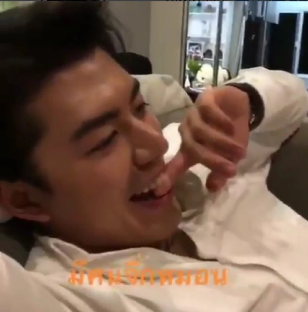 เห็นแล้วเขินแทน !!! แม่หมูแอบอัดคลิป ปฏิกิริยาลูกชาย "นาย ณภัทร" ช่วงดูละครบุพเพสันนิวาส ในฉาก "พ่อเดชขอของแทนใจจากการะเกด" !!! (มีคลิป)
