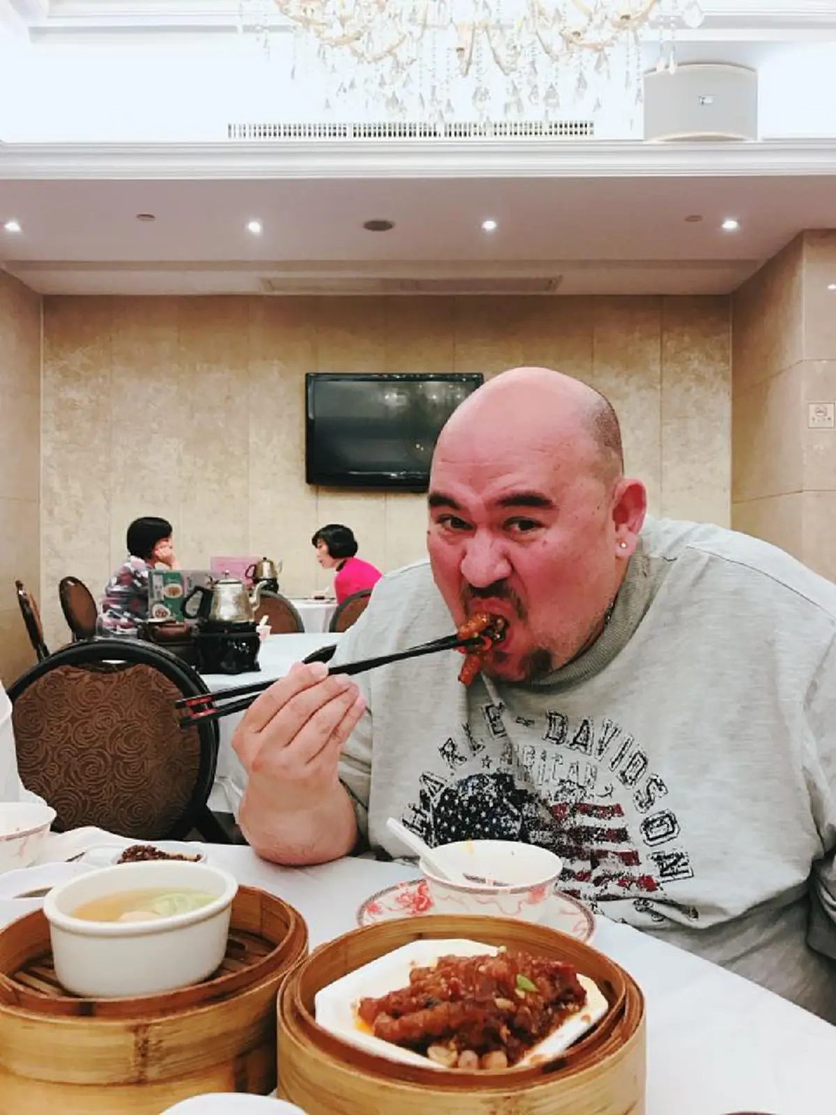 หม่อมถนัดแดกกำลังกิน