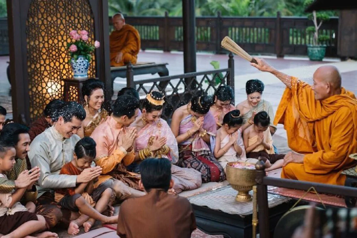 รู้ก่อนใครอ่านเลย !!! "รอมแพง" เผยความลับ? เด็กที่นั่งตัก "หลวงสรศักดิ์" - "หลวงเรือง" แท้จริงคือผู้สูงศักดิ์ในภายภาคหน้า !! (มีภาพ)