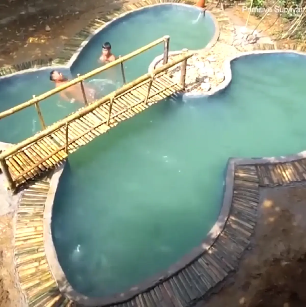 ไม่เจ๋งจริงทำไม่ได้ สองหนุ่มลงแรง สร้างสระว่ายน้ำสุดหรูด้วยตัวเอง โดยไม่เสียเงินแม้แต่บาทเดียว ขนาดปูนยังทำเองได้(คลิป)