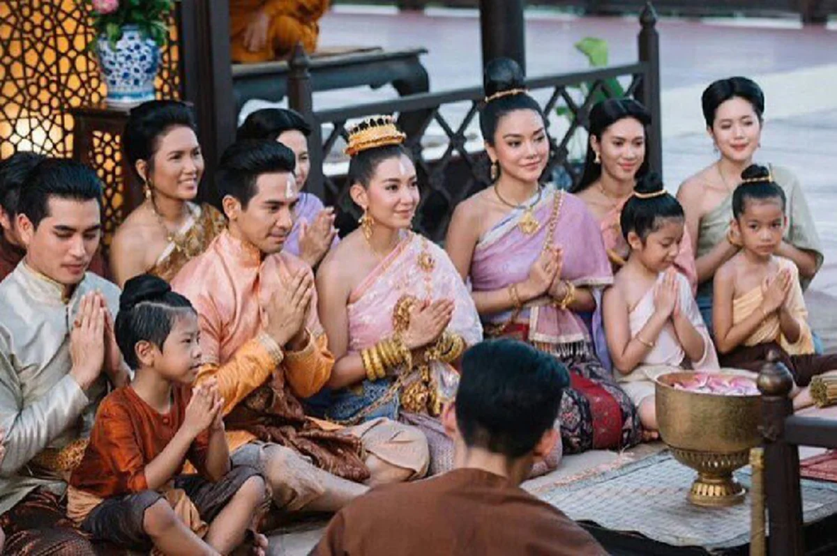 รู้ก่อนใครอ่านเลย !!! "รอมแพง" เผยความลับ? เด็กที่นั่งตัก "หลวงสรศักดิ์" - "หลวงเรือง" แท้จริงคือผู้สูงศักดิ์ในภายภาคหน้า !! (มีภาพ)