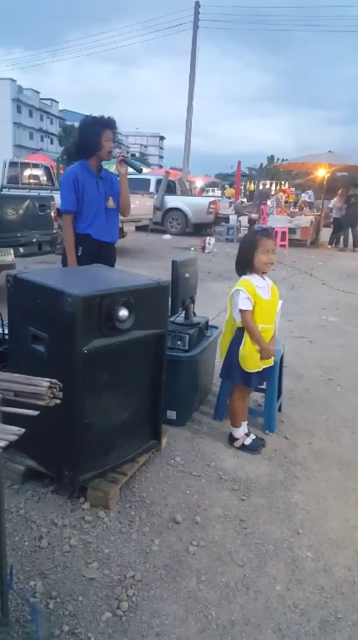 ขอให้ลูกพบเจอแต่สิ่งดีๆ สองพี่น้องนักสู้ผู้ยิ่งใหญ่ พ่อเสียแม่พิการ เร่ร้องเพลงตามตลาดหาทุนการศึกษา เปล่งเสียงแรกออกมา เหมือนนักร้องอาชีพ