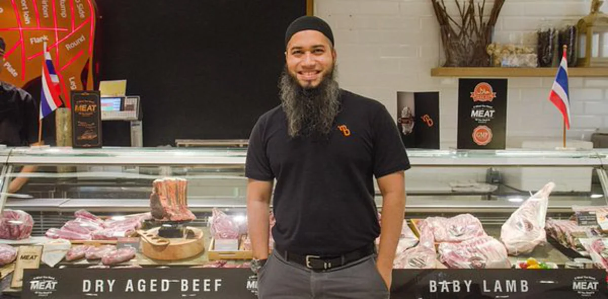 พี่โตยืนยิ้ม