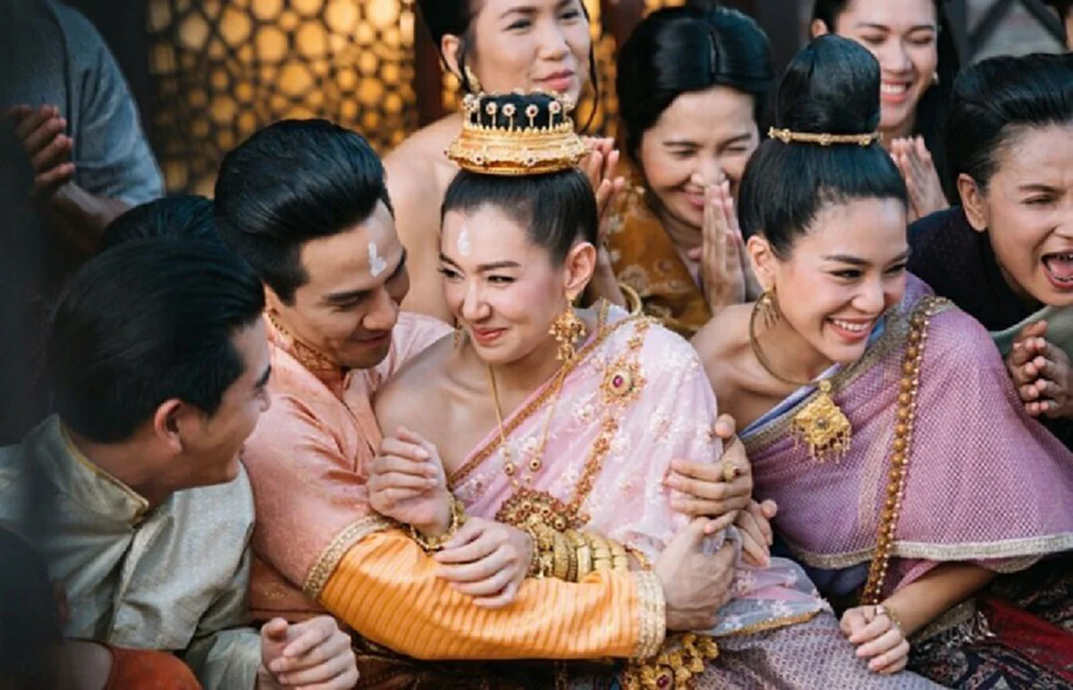 รู้ก่อนใครอ่านเลย !!! "รอมแพง" เผยความลับ? เด็กที่นั่งตัก "หลวงสรศักดิ์" - "หลวงเรือง" แท้จริงคือผู้สูงศักดิ์ในภายภาคหน้า !! (มีภาพ)