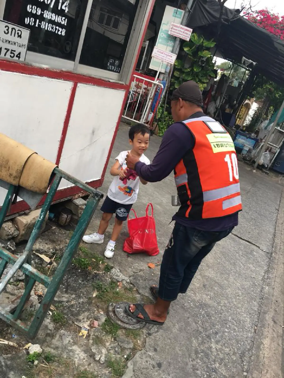 แชร์สนั่น!!! เมื่อลูกบอกพ่อว่าไม่อยากไปเรียน เจอบทเรียนที่พ่อกับแม่จัดให้ ลองทำงานเก็บขวดขายประทังชีวิต...ชีวิตไม่ได้โรยด้วยกลีบกุหลาบ