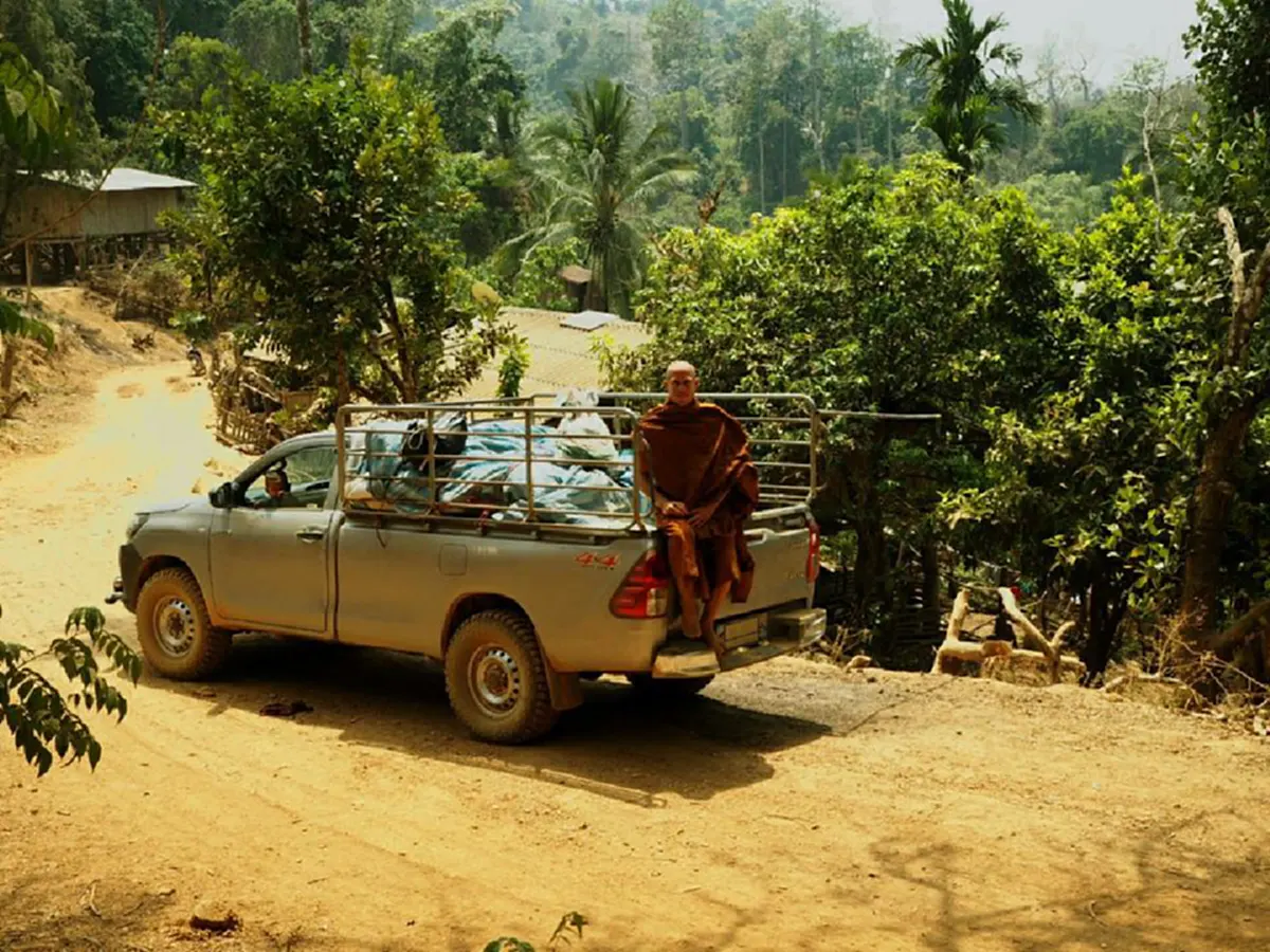 กราบสาธุรัวๆ!! ภาพสุดประทับใจ เมื่อ “พระจูเลียน” บริจาคผลไม้ให้เด็กๆที่บ้านโทคามน้อยได้กิน และเป็นครั้งแรกของเด็กๆที่ได้รู้จักกับ “แตงโม”