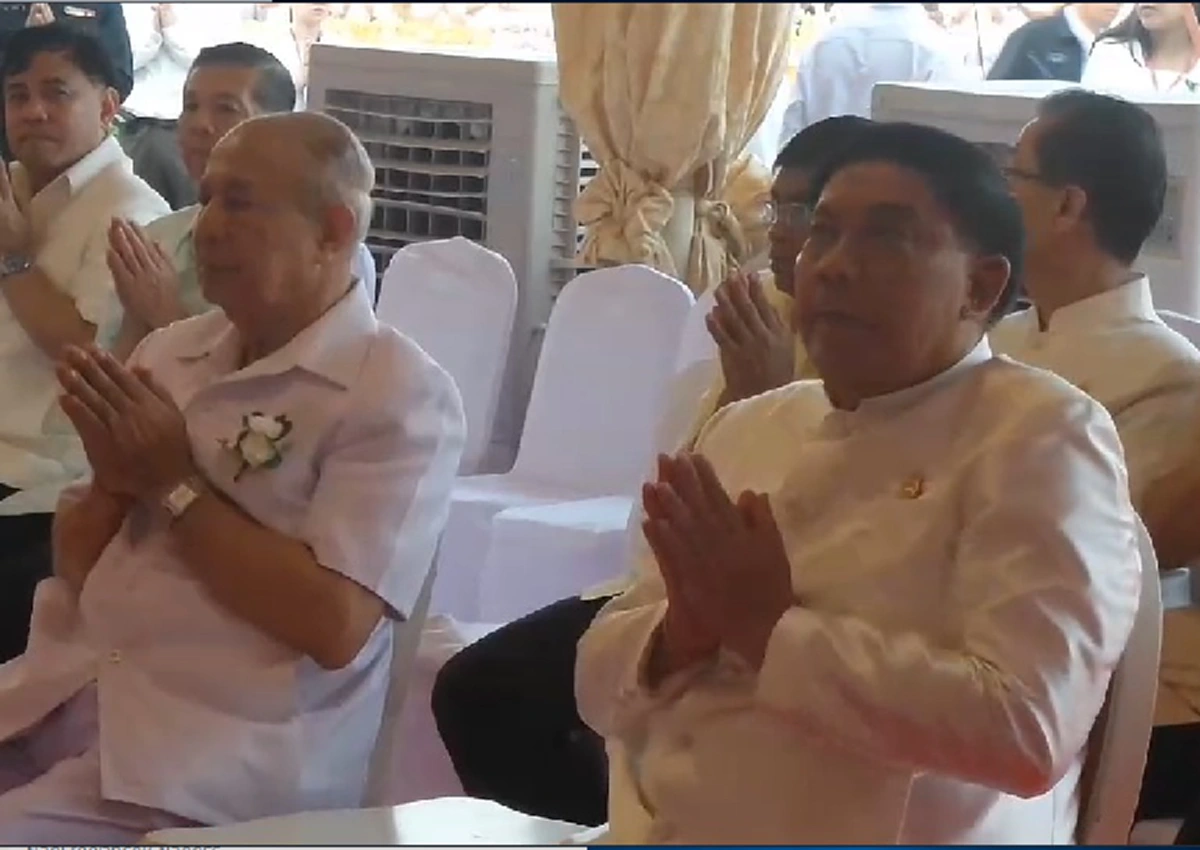 ผู้ว่าฯกทม.นำพุทธศาสนิกชน ทำบุญตักบาตรพระสงฆ์ 67 รูป เนื่องในวันมาฆบูชา