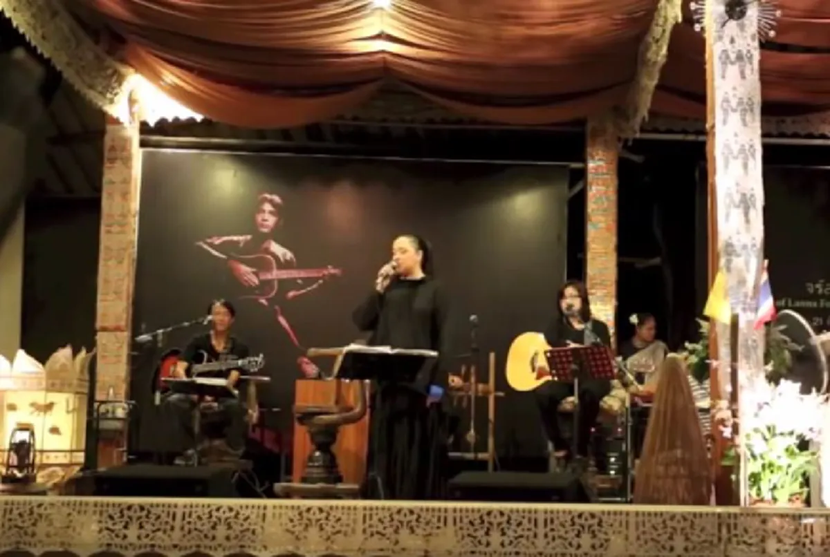 ช็อกวงการ!! นี่หรือ?  "ลานนา" อดีตนักร้องดัง จู่ๆเงียบหายทิ้งไมค์ หนีมาอยู่กับหนุ่มรูปหล่อ? ดีกรีทายาทคนใหญ่โตแห่งล้านนา!!