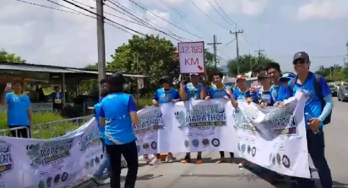 ดูชัดๆ นักวิ่งงานมาราธอนฉาว รอเพื่อน 2 คนสุดท้ายเข้าเส้นชัย คนจัดหายหัวต้องมอบเหรียญกันเอง