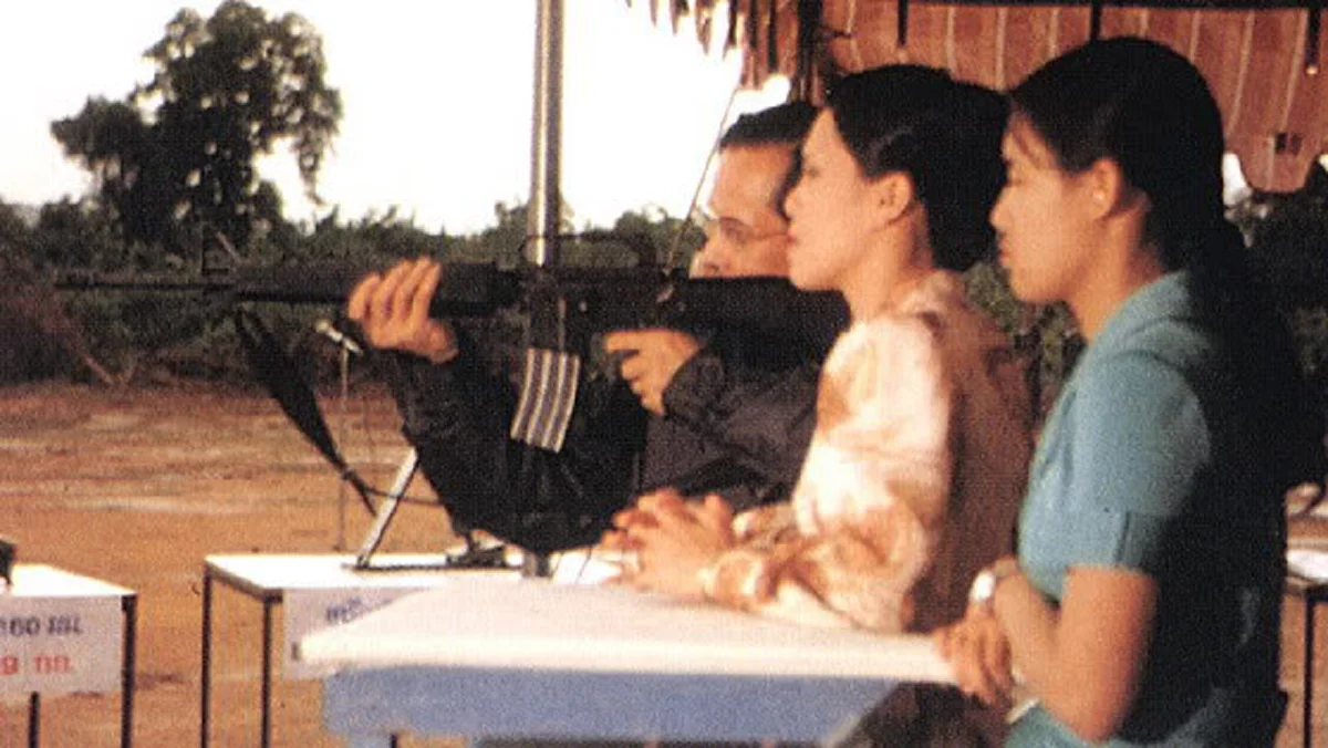 ธ ทรงเป็น จอมทัพไทย!! อีกหนึ่งพระปรีชาสามารถของ "ในหลวง ร.9 - สมเด็จพระราชินีฯ" ด้านทรงพระแสงปืน ที่คนรุ่นหลังไม่เคยได้เห็น (ภาพ)