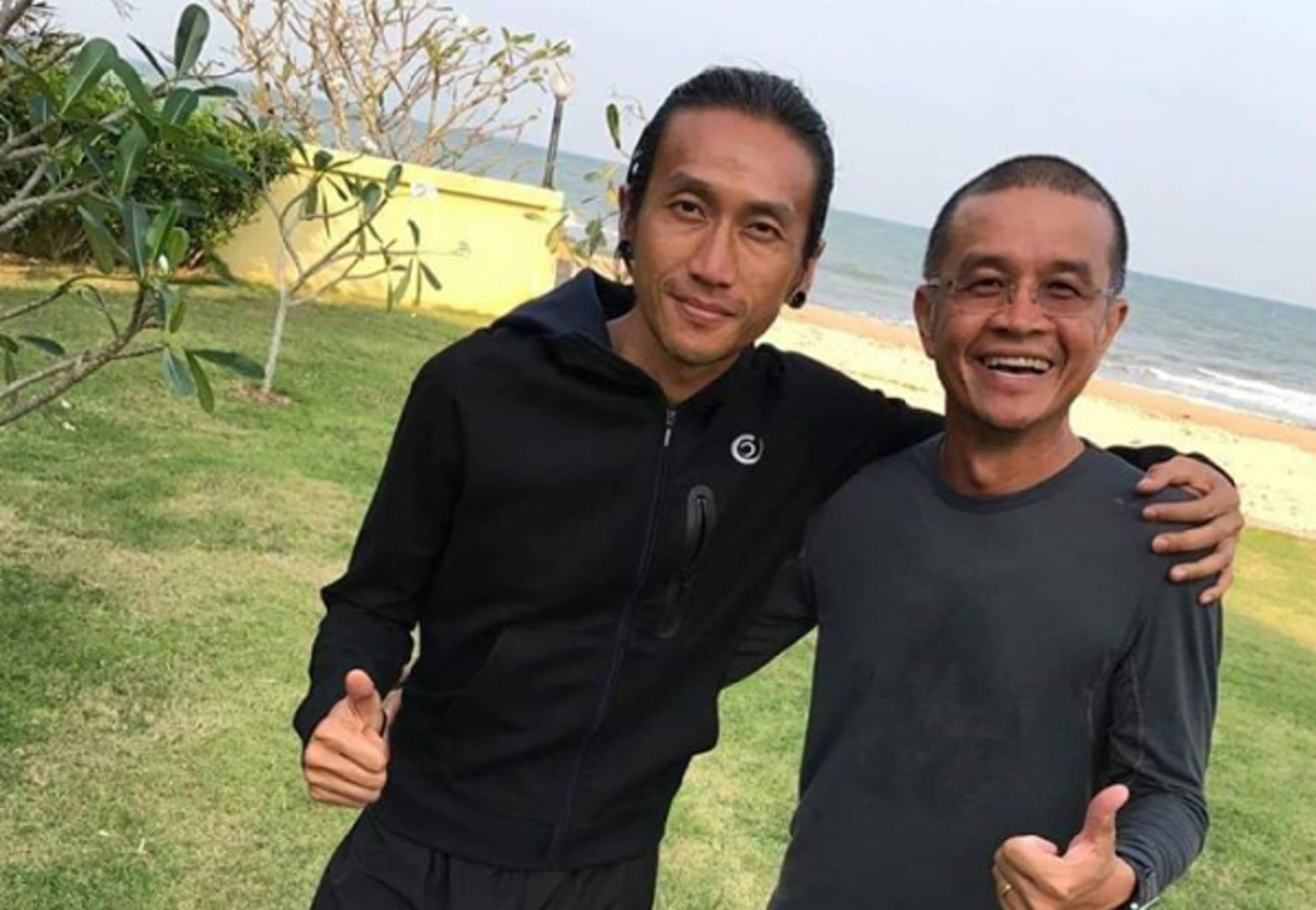 สั้นๆ..แต่ขำสุดๆ!!! "พี่ป๊อก" เอ่ยปากแซว "พี่ตูน" อย่ายืนหน้าแผนที่นานนะ เดี๋ยวงานงอก ก่อนจะเฉลยทิ้งท้ายแบบฮาๆ ทำแฟนคลับหัวเราะลั่น!?