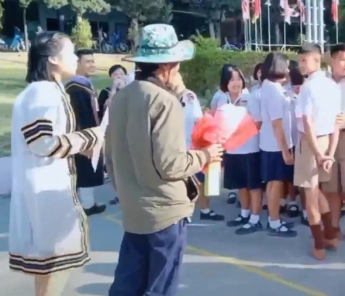 สุดประทับใจ พ่อแต่งชุดชาวนาถือช่อดอกไม้มาที่โรงเรียนในวันนปัจฉิม