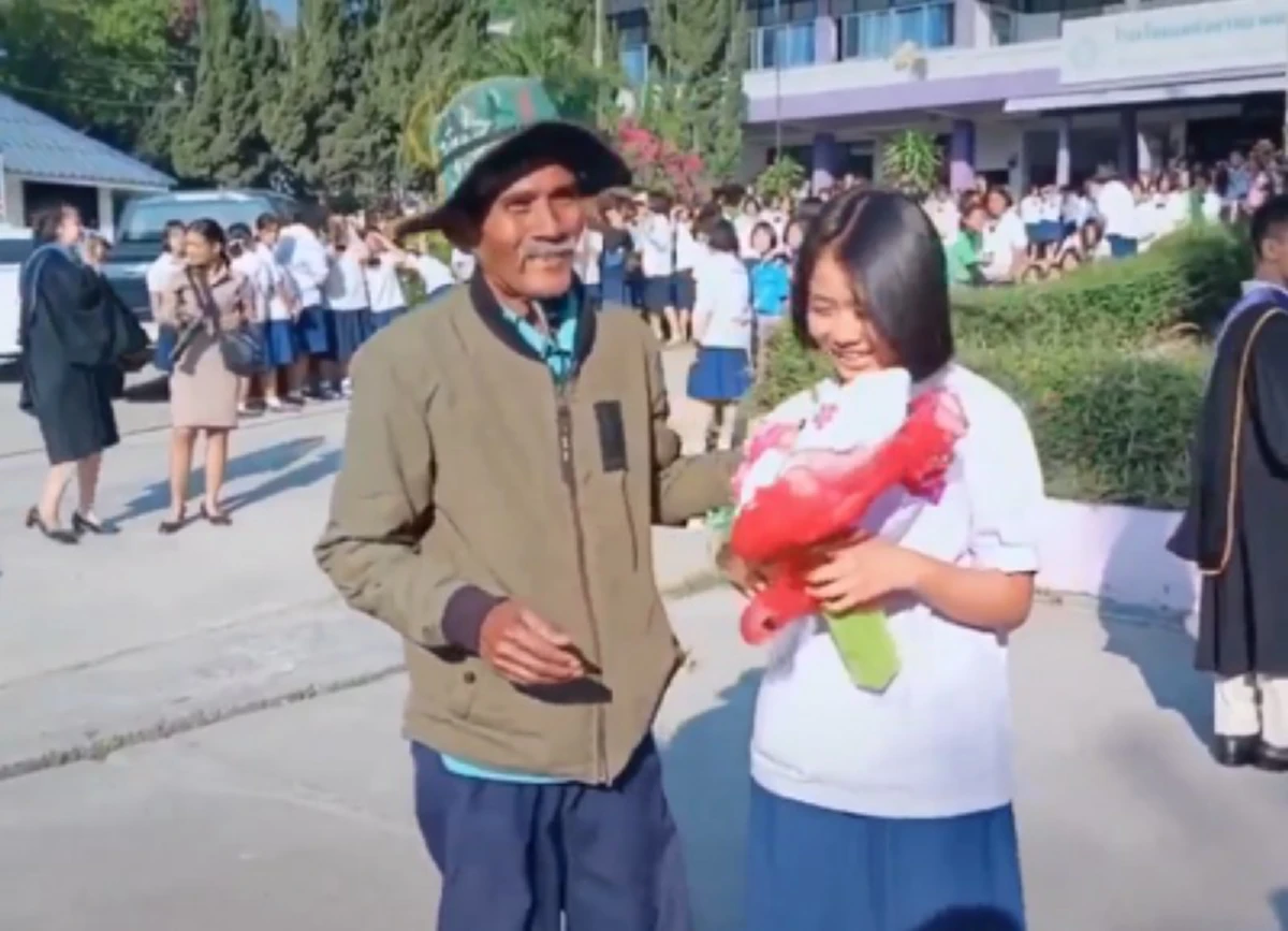 สุดประทับใจ พ่อแต่งชุดชาวนาถือช่อดอกไม้มาที่โรงเรียนในวันนปัจฉิม
