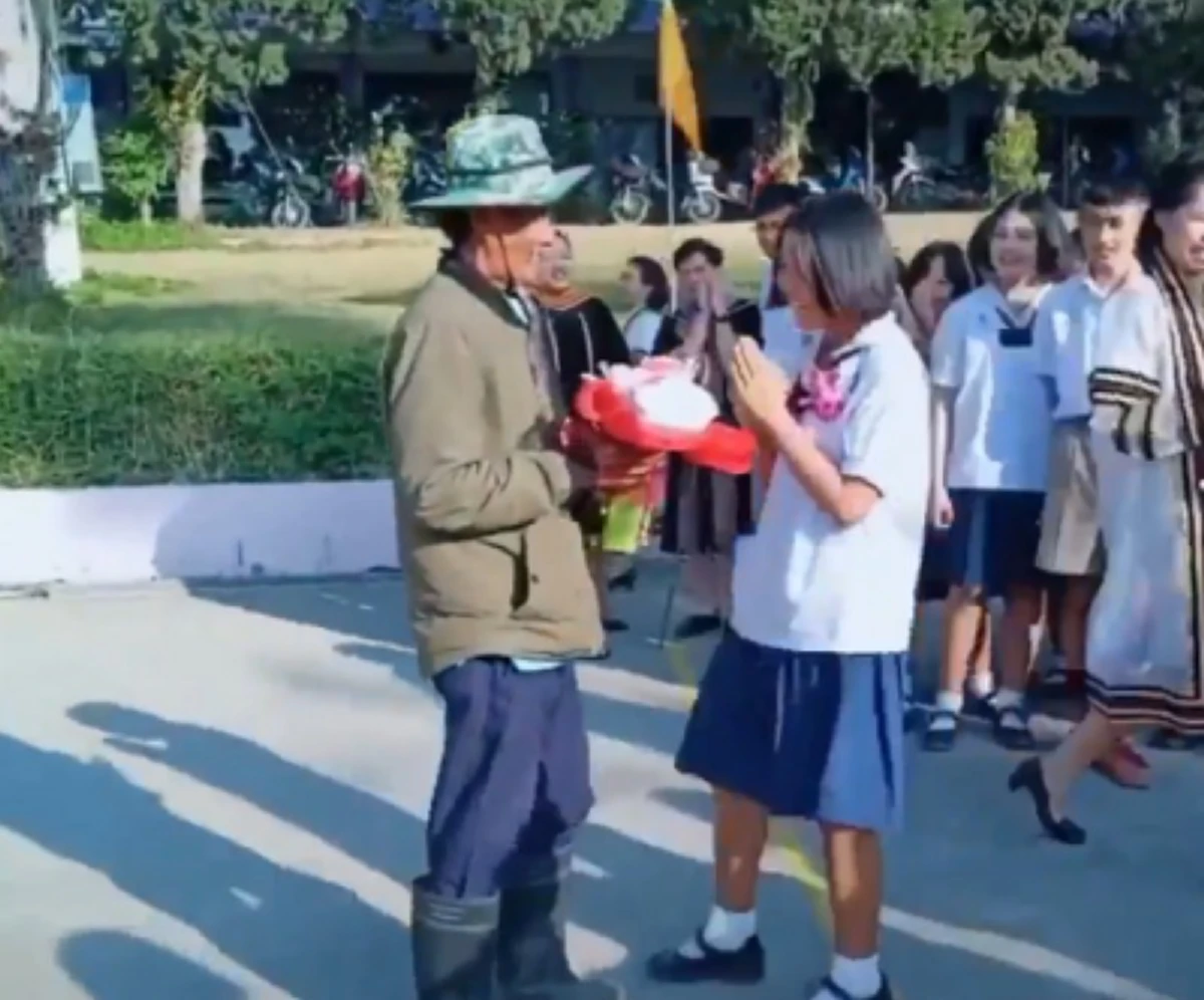 สุดประทับใจ พ่อแต่งชุดชาวนาถือช่อดอกไม้มาที่โรงเรียนในวันนปัจฉิม