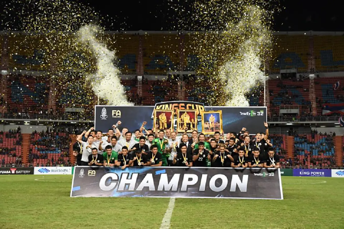 ถ้วยของพระราชา..ต้องอยู่บนเเผ่นดินของพระราชา!! "ธีราทร" วิ่งเเก้บนรอบสนามราชมังฯ หลังช่วย"ทีมชาติไทย" ป้องเเชมป์"คิงส์คัพ"ถ้วยพระราชทาน"ร.9"