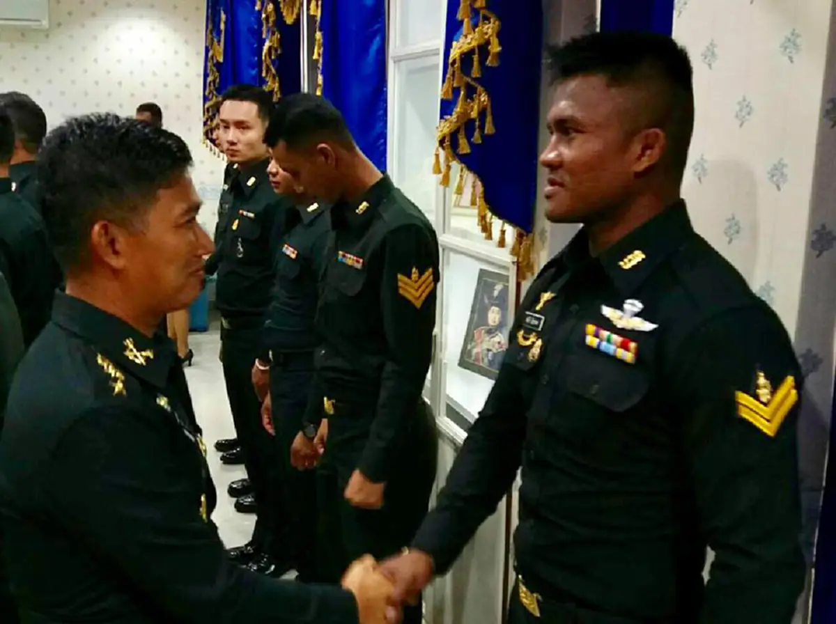 ยิ่งกว่าเข็มขัดแชมป์ บัวขาวเลื่อนยศ  “สิบโท”