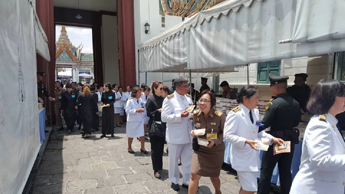 ด้วยน้ำพระราชหฤทัย!!! เมนูพระราชทานจาก ในหลวง ร.10 มอบแก่ประชาชนที่เดินทางมากราบพระบรมศพ ในหลวง ร.9