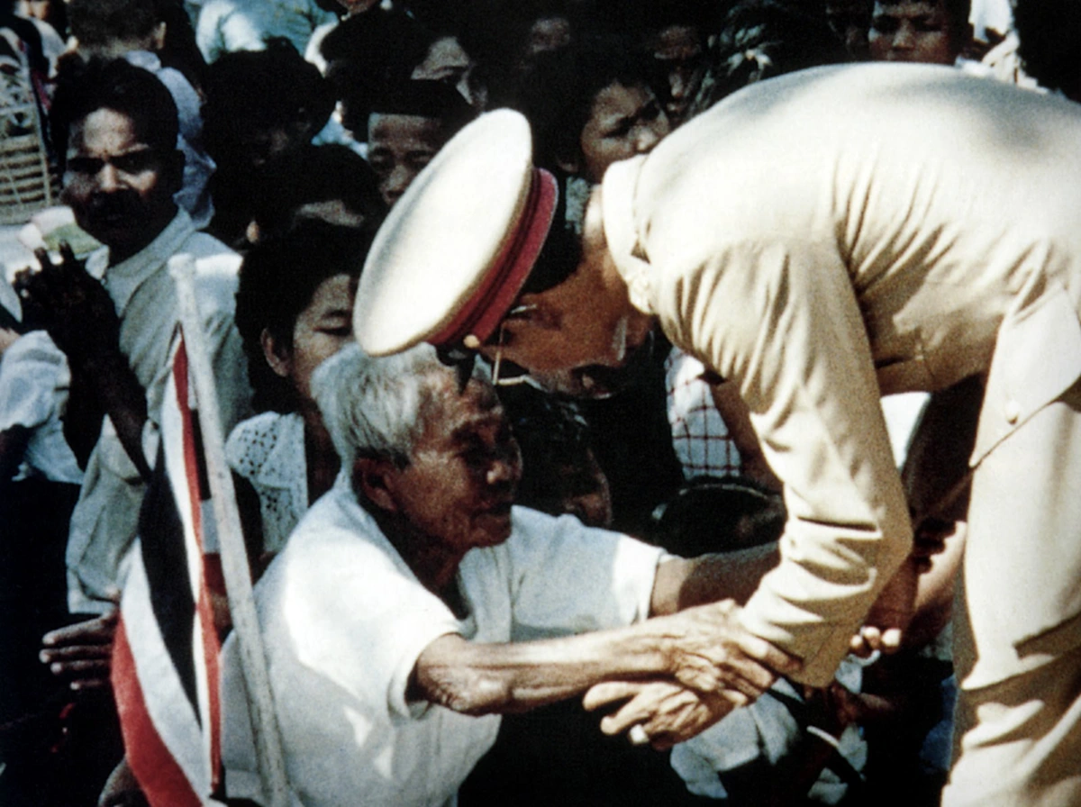 หัวใจรักภักดีของหญิงชรา!! เปิดประวัติ "ช่างภาพส่วนพระองค์คนแรกของในหลวง" ผู้ถ่ายภาพทรงคุณค่า "ดอกไม้แห่งหัวใจ" ภาพประทับใจคนไทยทั้งแผ่นดิน!!