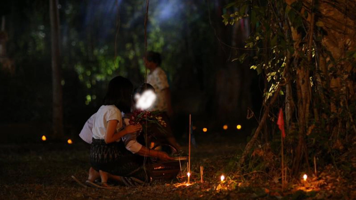 “บุญเดือนเก้า ข้าวประดับดิน”  หนึ่งในประเพณีจากโบราณ กระทำเพื่อการอุทิศบุญกุศลให้กับผู้ล่วงลับของลูกหลานชาวอีสานที่มีจนถึงปัจจุบัน