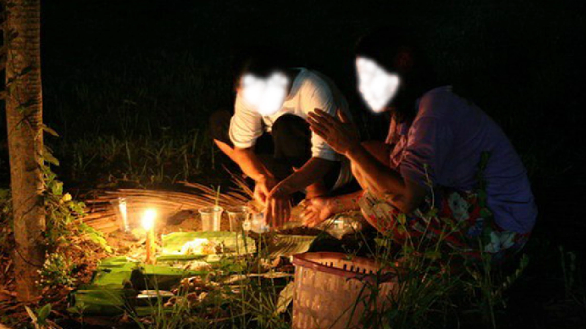 “บุญเดือนเก้า ข้าวประดับดิน”  หนึ่งในประเพณีจากโบราณ กระทำเพื่อการอุทิศบุญกุศลให้กับผู้ล่วงลับของลูกหลานชาวอีสานที่มีจนถึงปัจจุบัน