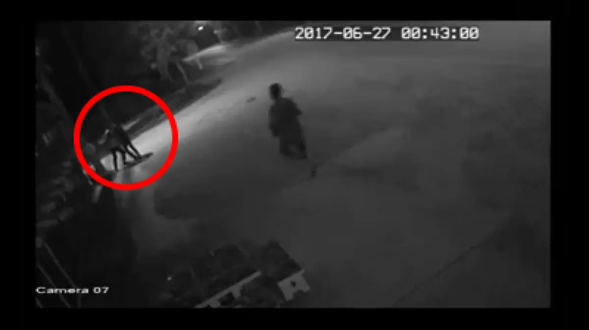 ร้อนฉ่าโซเชียล!! พ่อร้องเพจดังลูกโดนแทงเจ็บ คดีพลิกตร.ช่วยคนผิดไล่ลบภาพ CCTV แต่โอละพ่อ...คลิปใหม่โผล่ชัดยิ่งกว่า!!?? (มีคลิป)
