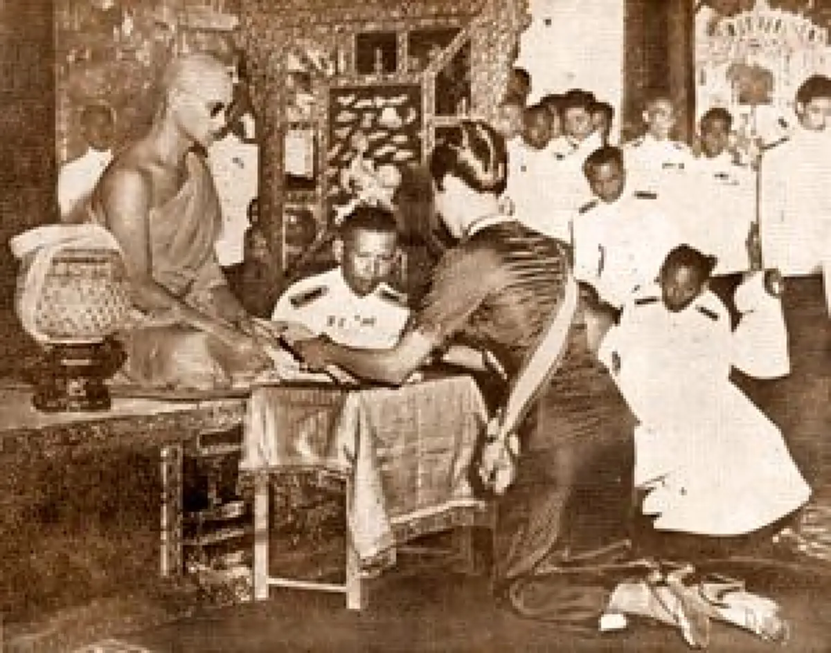 วันมงคลรำลึก !! อาลัยในหลวงรัชกาลที่ 9 ทรงลาผนวช 22 ตุลาคม 2499 ยามฟังพระสุรเสียงครั้งพระองค์ทรงลาผนวช ถึงกับน้ำตาริน!?! (คลิป)