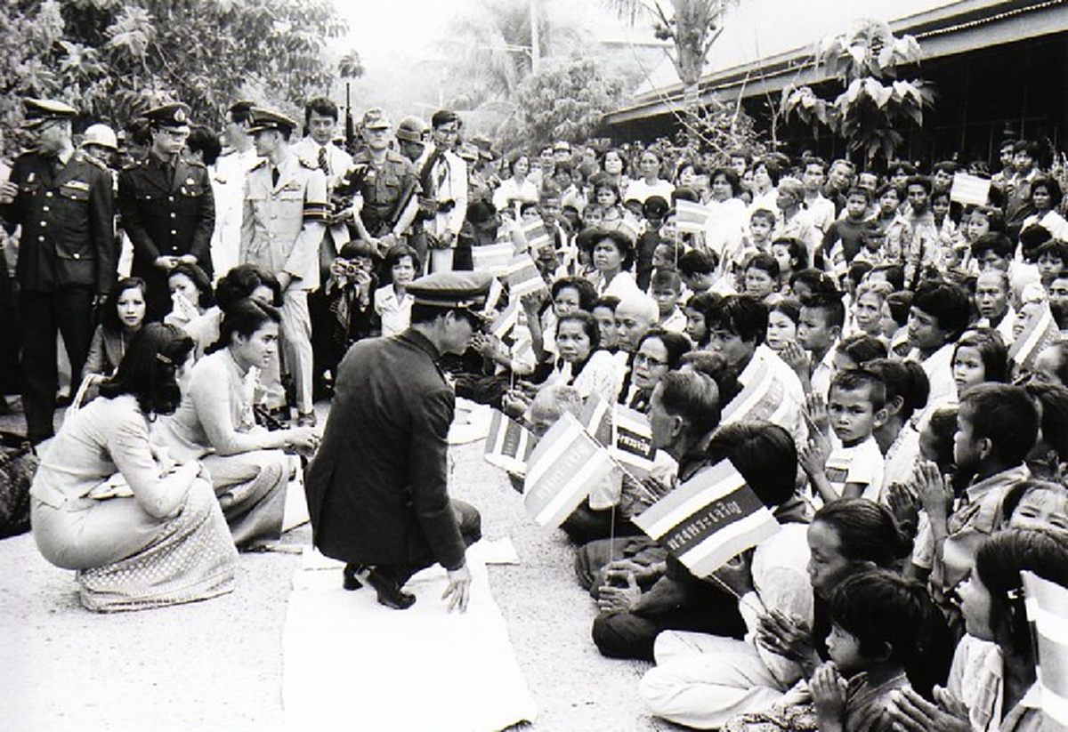 อย่ายืนค้ำหัวพูดกับราษฎร!! พระราชดำรัสของ "ในหลวง" ที่สมเด็จพระนางเจ้าฯ ทรงถือปฏิบัติมาตลอด เป็นที่มาของภาพคุ้นตาของพสกนิกรชาวไทย !!