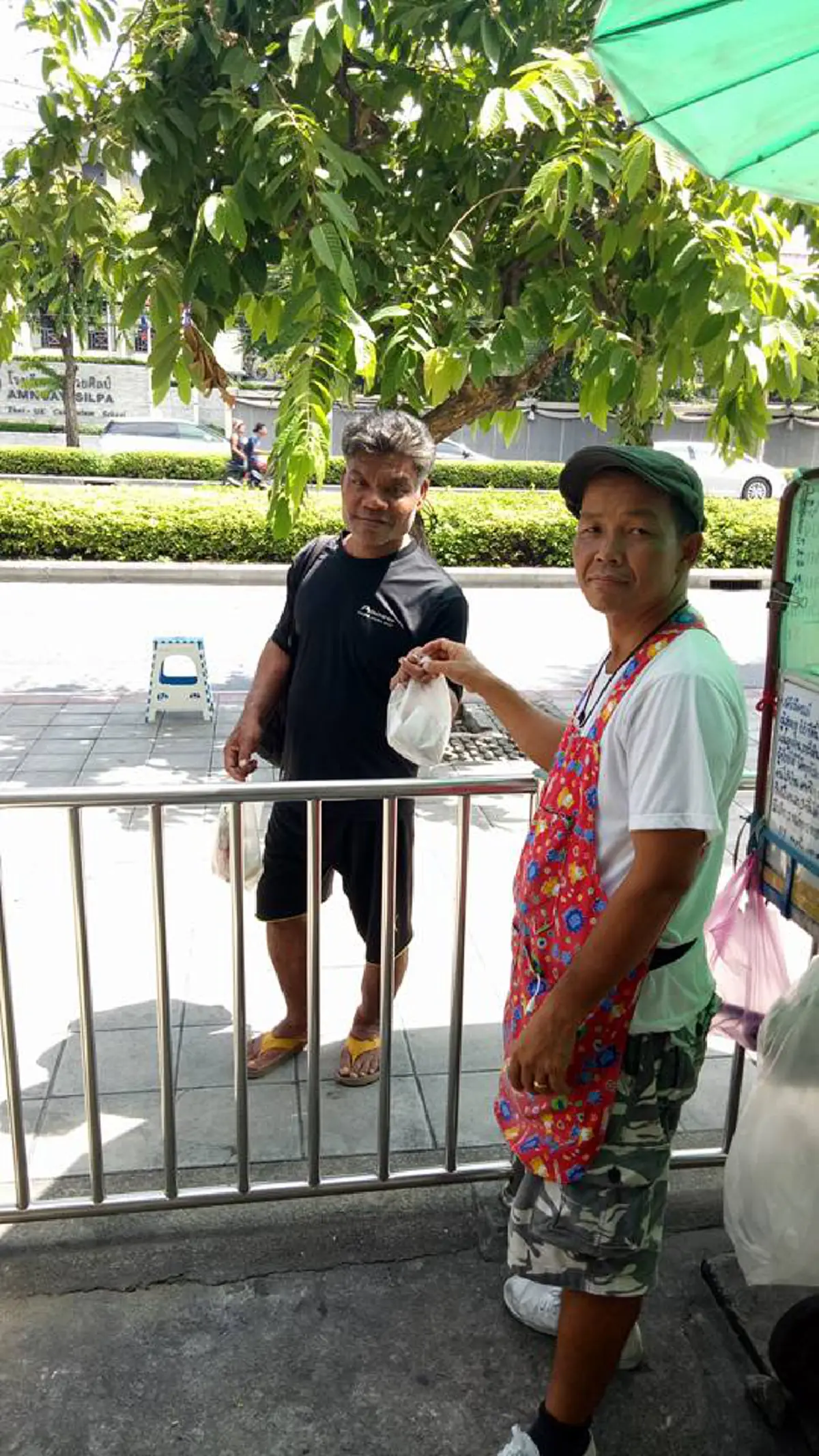 คนแบบนี้ที่สังคมต้องการ!! พ่อค้าหัวใจเทวดา แจกขนมปัง ให้คนแก่ สตรีมีครรภ์ และผู้ที่ผู้พิการมารับฟรีกันไปเลย