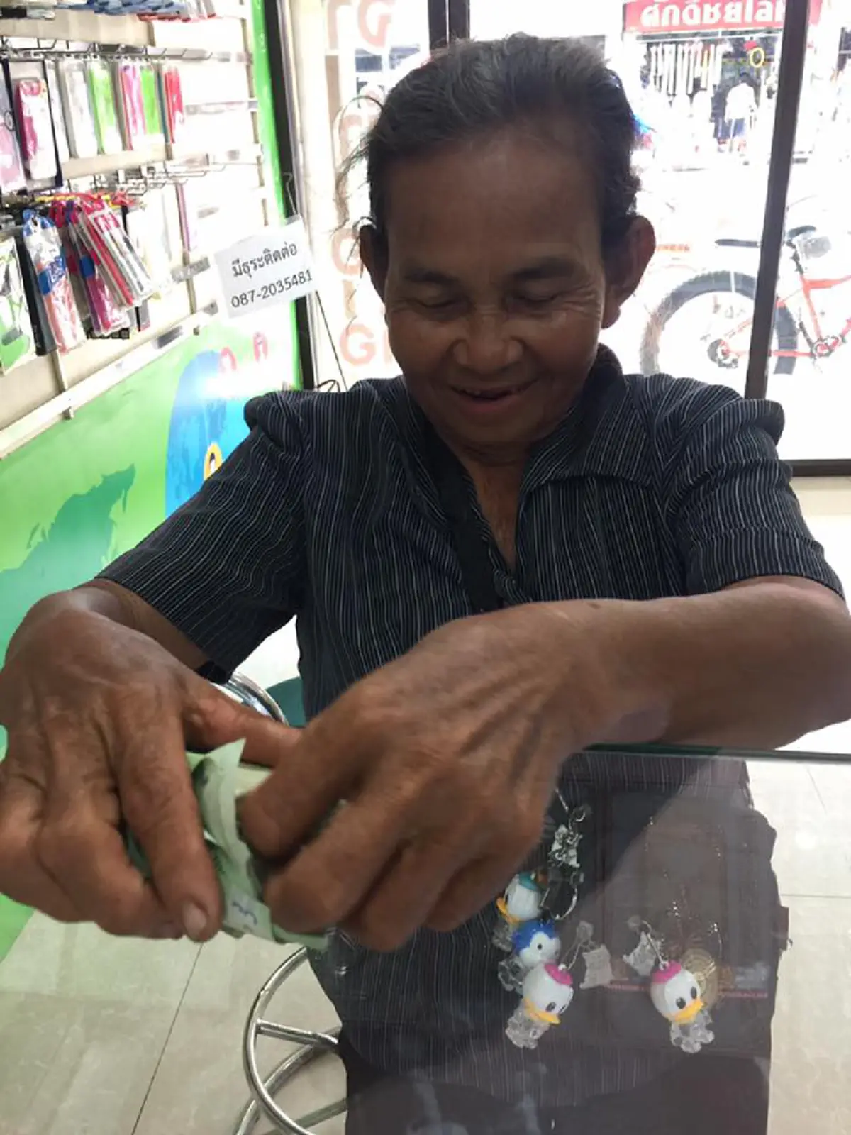 โลกโซเชียลแห่แชร์!! สุดประทับใจ ยายนับเหรียญจ่ายค่าซ่อมโทรศัพท์ เพื่อรอสายลูก เจ้าของร้านใจดีมีลดให้