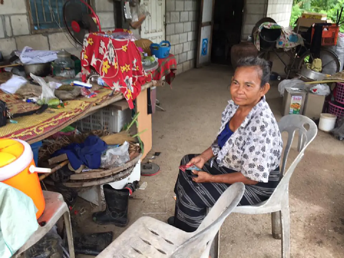 โลกโซเชียลแห่แชร์!! สุดประทับใจ ยายนับเหรียญจ่ายค่าซ่อมโทรศัพท์ เพื่อรอสายลูก เจ้าของร้านใจดีมีลดให้