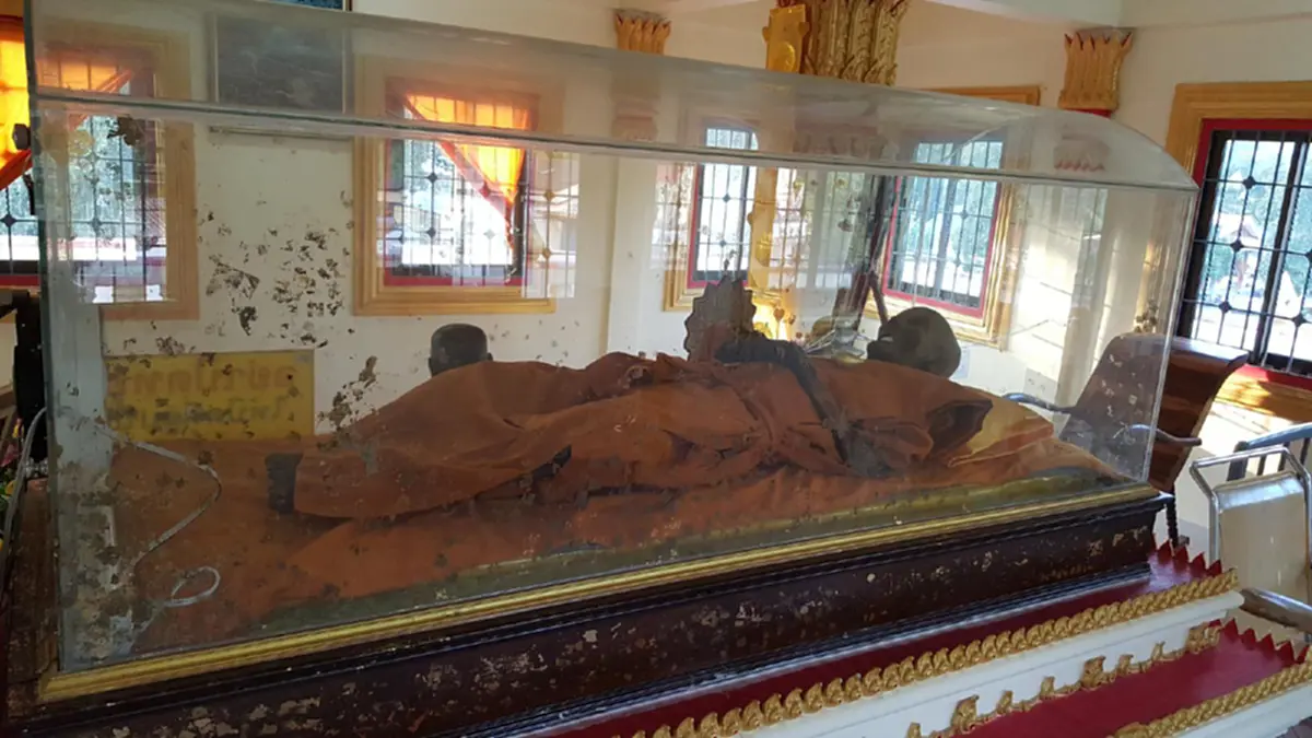 พระอริยสงฆ์นครศรีธรรมราช"พ่อท่านคลิ้ง" อายุ ๑๐๔ ปี สังขารไม่เน่าเปื่อย..ปาฏิหาริย์เหลือล้นช่วยชาวประมงเรืออับปางลอยคอ ๒วัน๒คืน