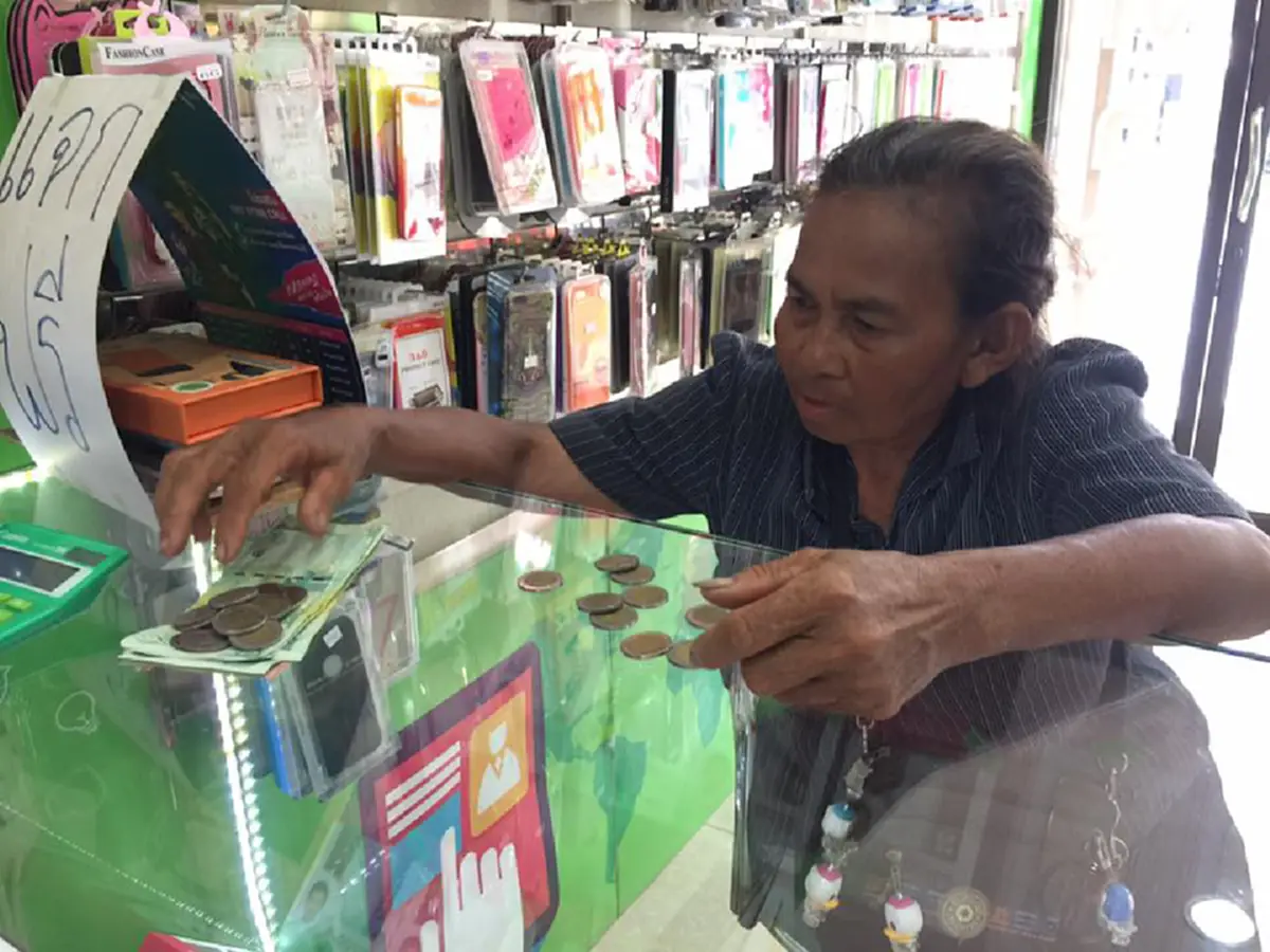 โลกโซเชียลแห่แชร์!! สุดประทับใจ ยายนับเหรียญจ่ายค่าซ่อมโทรศัพท์ เพื่อรอสายลูก เจ้าของร้านใจดีมีลดให้