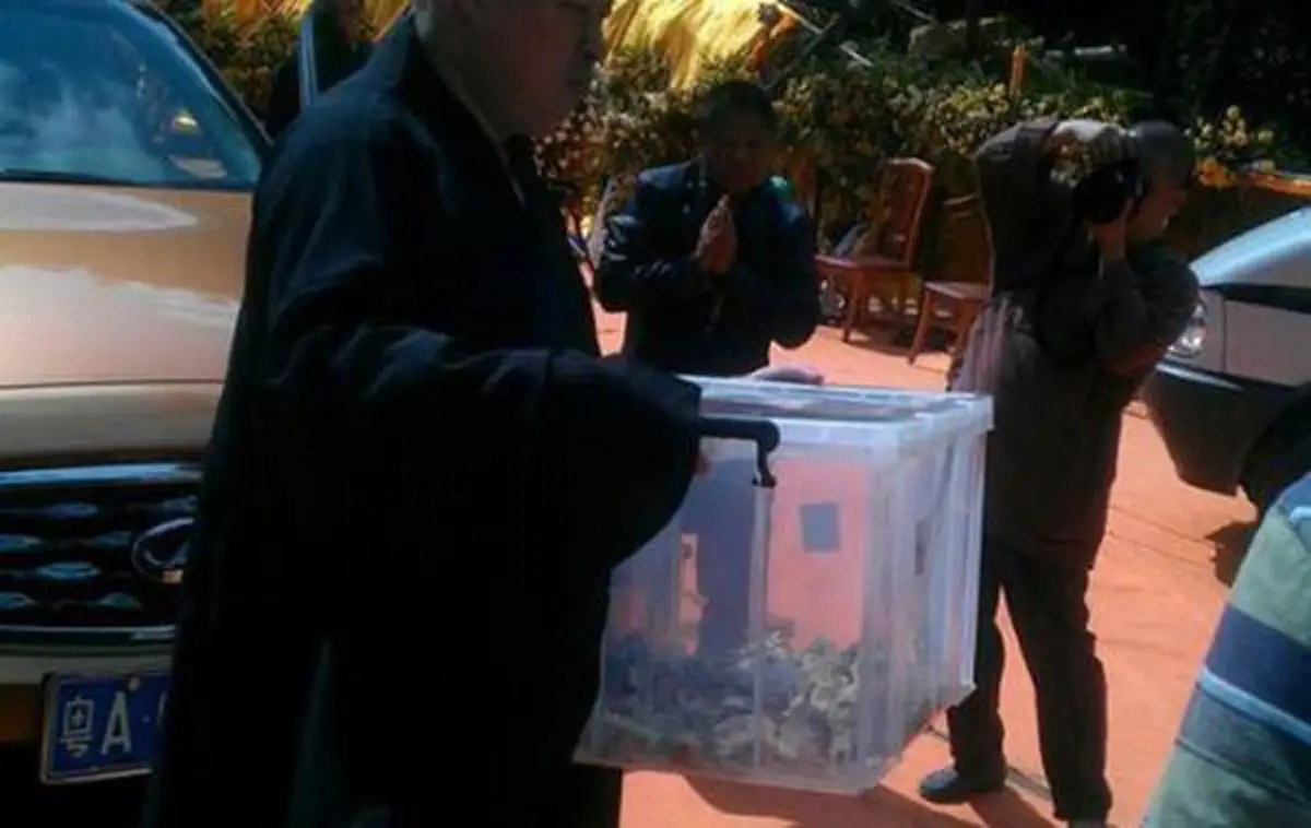 ปรากฏการณ์อัศจรรย์!! พระจีนอายุ๑๐๖ปี หลังปลงสังขาร เถ้ากระดูก กลายเป็นพระธาตุ หลากสีสัน ทำเอาเจ้าหน้าที่ที่เข้าไปตรวจยืนตะลึง บุญตาจริงๆ