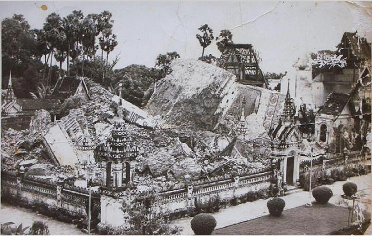 พระธาตุพนมล้ม