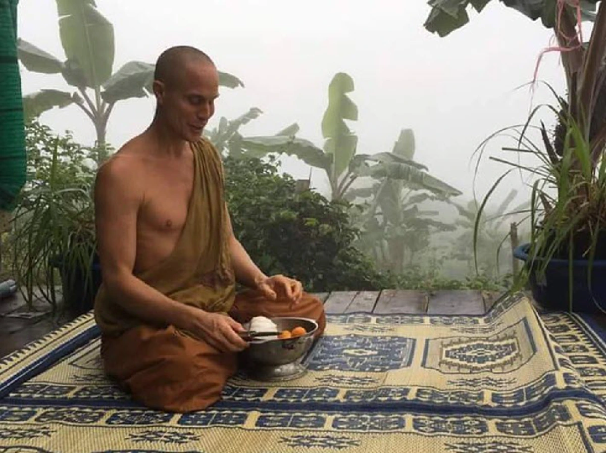 เปิดประวัติ “พระจูเลียน” พระฝรั่งบนยอดดอย ทิ้งทุกอย่างแสวงหาความสุขในทางธรรม ไม่เบียดเบียนชาวบ้าน ฉันผัก ผลไม้ดำรงชีพ