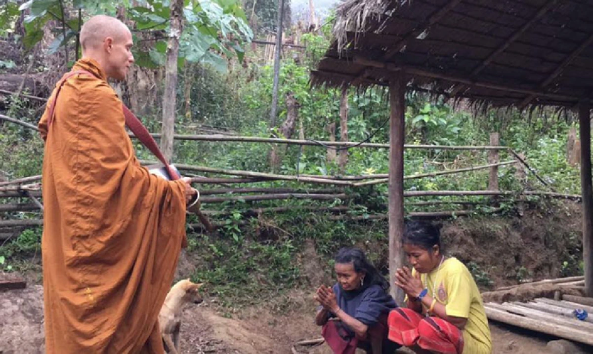 เปิดประวัติ “พระจูเลียน” พระฝรั่งบนยอดดอย ทิ้งทุกอย่างแสวงหาความสุขในทางธรรม ไม่เบียดเบียนชาวบ้าน ฉันผัก ผลไม้ดำรงชีพ