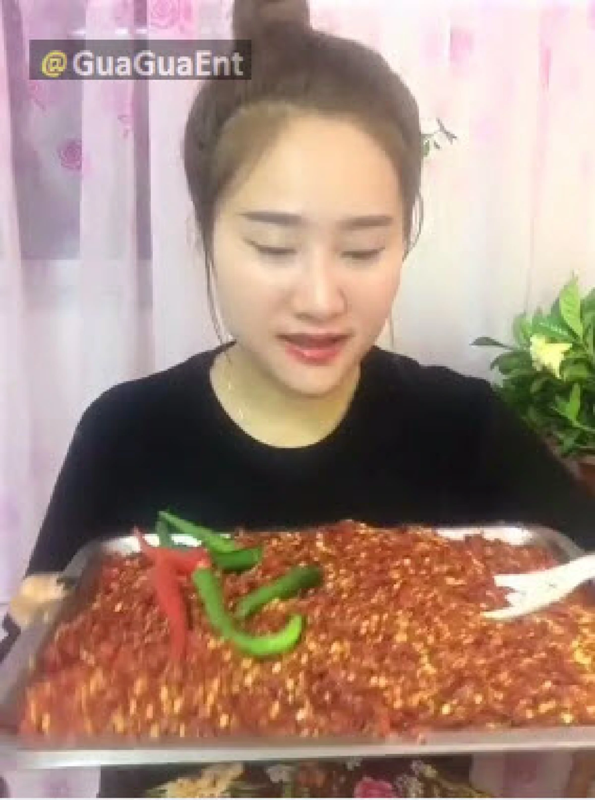 แค่เห็นน้ำตาก็จะเล็ดแล้วแม่คุณ!!! สาวโชว์เหนือตักพริกป่นเคี้ยชิวๆ ยอดวิวทะลุเกือบ 4 ล้าน (ชมคลิป )