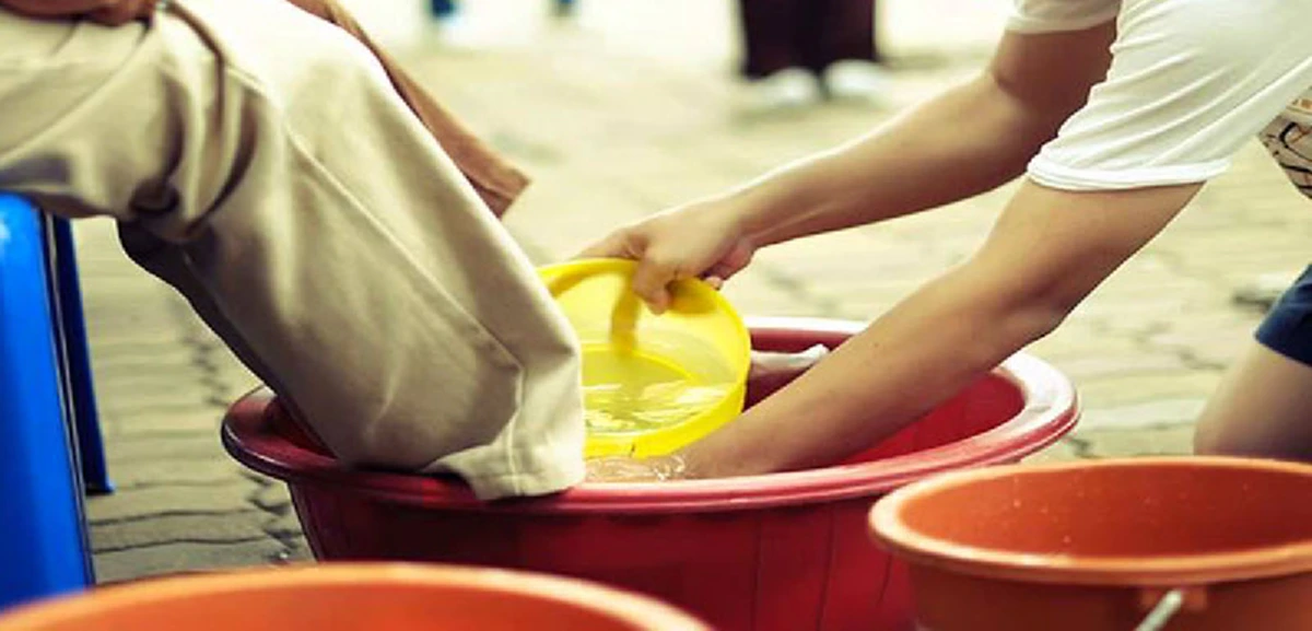 พิธีล้างเท้าขอขมา!!! "บิดามารดา - ผู้มีพระคุณ" เสริมสร้างมงคลชีวิตปลดคลายวาระวิบากกรรม!? (มีรายละเอียดขั้นตอน)