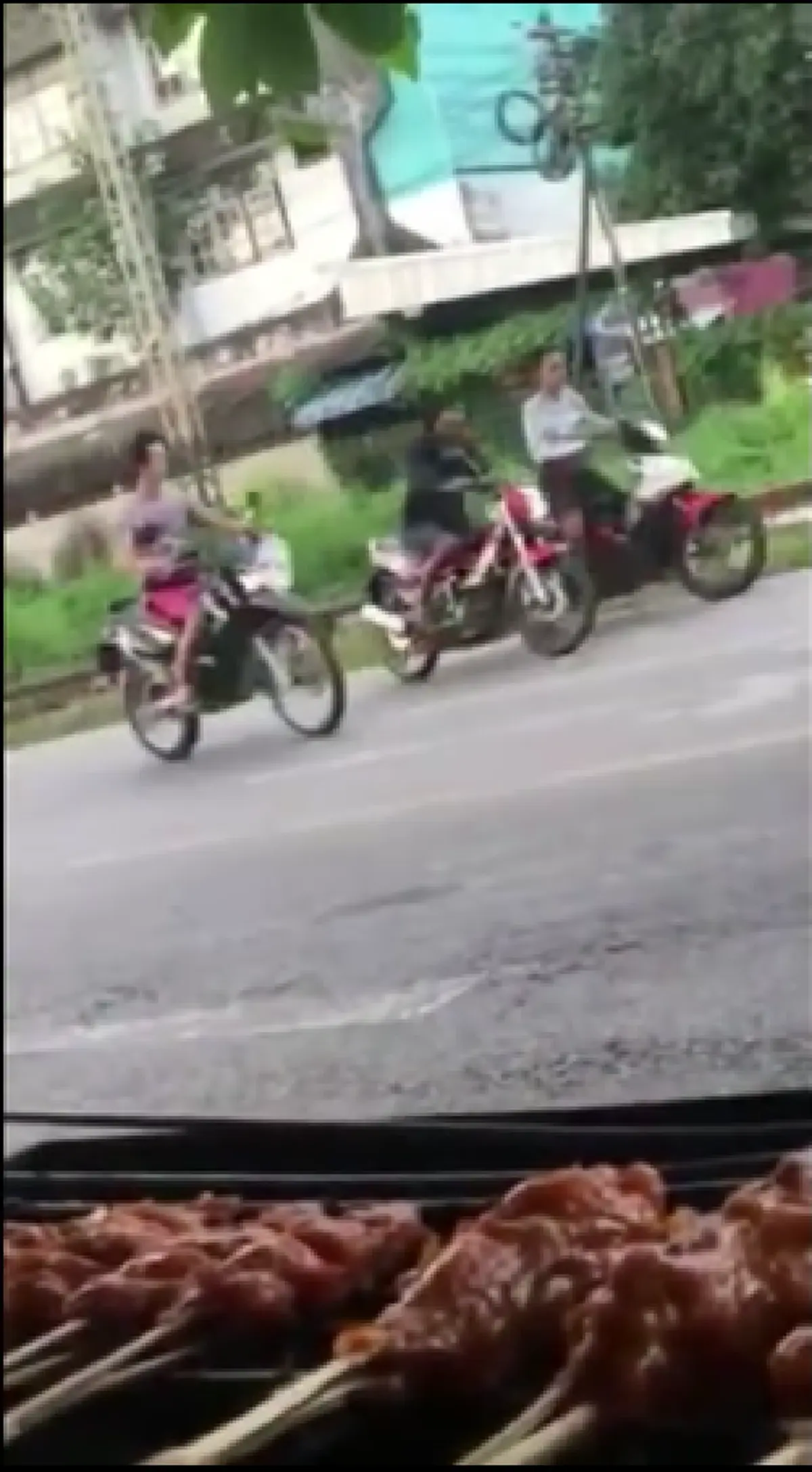 กร่างจนได้เรื่อง!!! ลูกชายนายทหาร ก่อเหตุตบเด็ก ม.4 ก่อนชิงรถจักรยานยนต์หลบหนี อ้างเข้าใจผิดรถเฉี่ยวชน (มีคลิป)