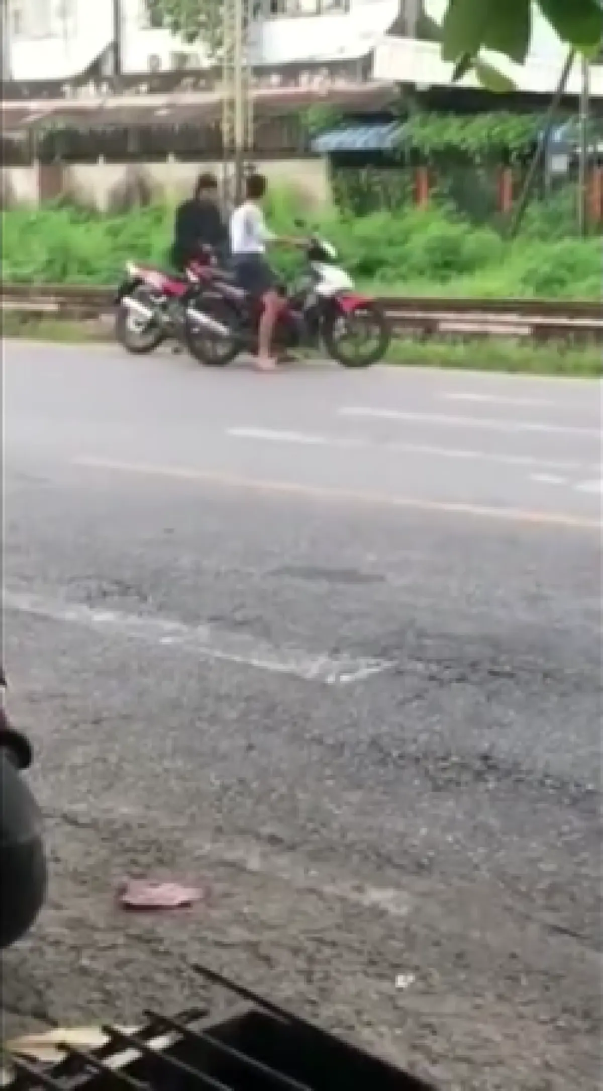 กร่างจนได้เรื่อง!!! ลูกชายนายทหาร ก่อเหตุตบเด็ก ม.4 ก่อนชิงรถจักรยานยนต์หลบหนี อ้างเข้าใจผิดรถเฉี่ยวชน (มีคลิป)