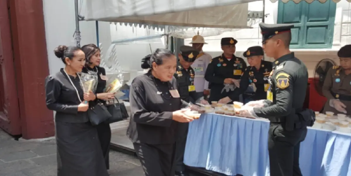 เมนูพระราชทานจาก ในหลวง ร.10 มอบแก่ประชาชนที่เดินทางมากราบพระบรมศพ ในหลวง ร.9 #ทรงพระเจริญ