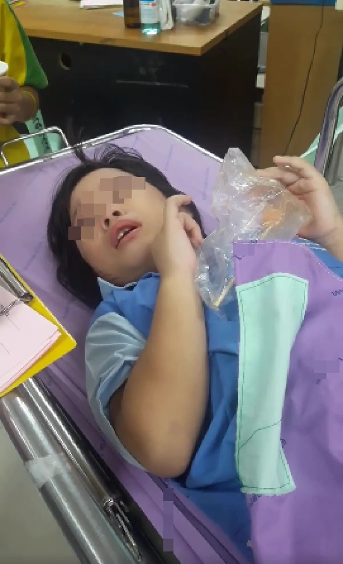 จะต้องให้รอนานแค่ไหน!! เด็กหกล้ม ไม้เสียบลูกชิ้น แทงมือเกือบทะลุ รอหมอ กว่า 2 ชม. พอสอบถามได้คำตอบที่อึ้งหนัก จนต้องพาไป รพ.เอกชน?