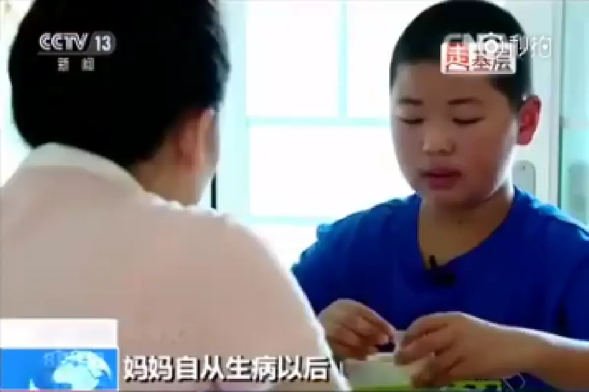 ขอให้เจริญๆนะลูก !! หนูน้อยยอดกตัญญู “ดูแลแม่ป่วย” นาน 3 ปี  ใช้เวลาว่างขายของหารายได้จุนเจือครอบครัว เห็นแล้วขอชื่นชมจากหัวใจ (คลิป)