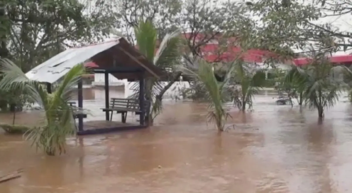 เตรียมรับมือ!! ตาก วิกฤตหนัก “ฝนตกหนักสะสม” แม่น้ำเมย และลำห้วยวาเล่ย์ สูงต่อเนื่อง เตือนปชช.เก็บของขึ้นที่สูง ระวังน้ำป่าทะลัก