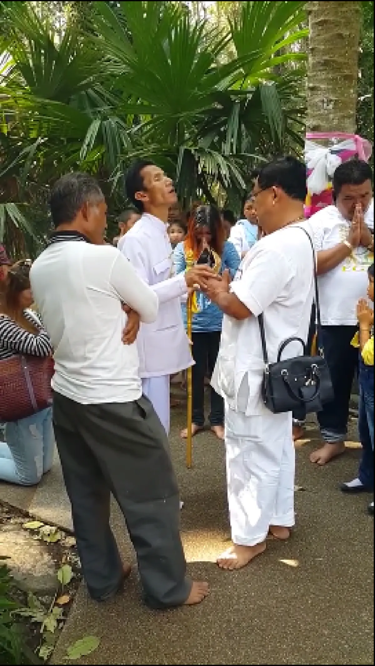 คำชะโนดเดือด!!! ดูคลิปแล้วต้องส่ายหน้า...ชายชุดขาวมีอาการ “หอนคล้ายสุนัข” พูด ภาษาแปลกๆ มีเสียงพระนารายณ์ พระศิวะ...หรือนี่จะเป็นขบวนการแหกต