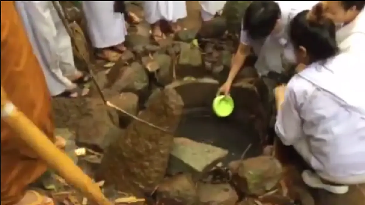 อัศจรรย์..ถ่ายภาพติดพญานาค!! คณะปฏิบัติธรรม สำรวจ บ่อน้ำทิพย์บ้านผีกองกอย ถ่ายภาพมาเจอพญานาคเต็ม ๆ  ยกมือสาธุ ทั้งคณะ (คลิป)