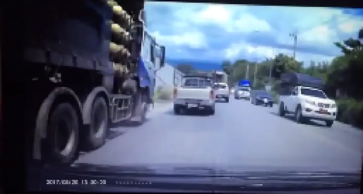 วินาศสันตะโร!! ดูชัดๆเผยวินาทีสุดระทึก รถพ่วงเบรคแตก เฉี่ยวชนรถกระบะก่อนพลิกคว่ำไถลไปกับถนน เเละเกิดระเบิดเพลิงลุกไหม้อย่างรวดเร็ว (คลิป)