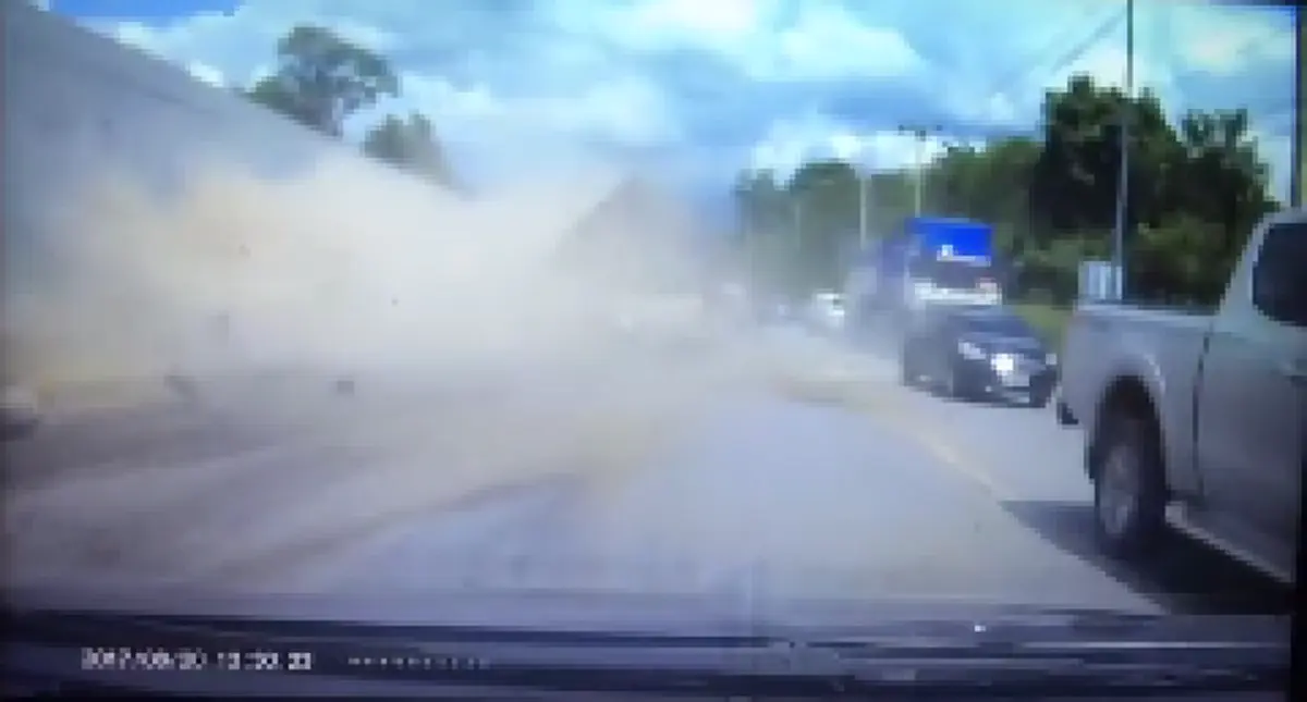 วินาศสันตะโร!! ดูชัดๆเผยวินาทีสุดระทึก รถพ่วงเบรคแตก เฉี่ยวชนรถกระบะก่อนพลิกคว่ำไถลไปกับถนน เเละเกิดระเบิดเพลิงลุกไหม้อย่างรวดเร็ว (คลิป)